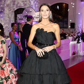 V minulosti jsme Nikol Švantnerovou zahlédli na Plese jako Brno v opulentní černé róbě bez ramínek.