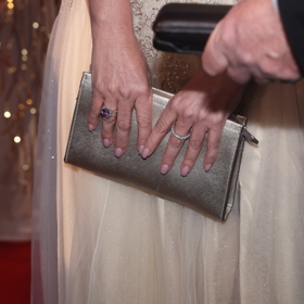 Gabriela doplnila šaty psaníčkem ve stejném odstínu.