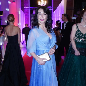 Herečka Nela Boudová na Plese jako Brno v roce 2023. Mnohé módní kritiky strhaly materiál jejích blankytných šatů, některé ji dokonce přirovnávaly k Jezerní královně.