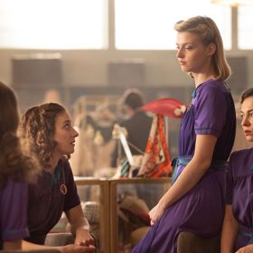 Herečky strávily hodně času ve fialových šatech, které jsou uniformou prodavaček ze Zlaté labutě.