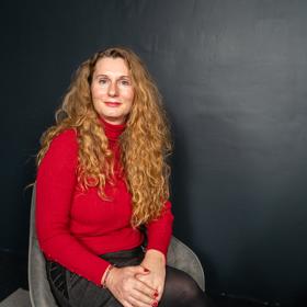 Šárka žije už sedm let s manželem ve vesnici uprostřed balijské džungle, kde také založila organizaci Help by Sarah. Ta se stará o zábavu a edukaci místních dětí.