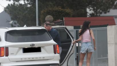 FOTO: Agáta Hanychová předávala dceru Rozárku Jaromíru Soukupovi.