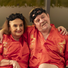 Eva Holubová a Petr Čtvrtníček si v seriálu Jedna rodina střihli pikantní postelovou scénu s bičíkem.