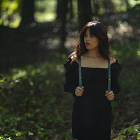 Jenna Ortega ve filmu Premiantka.