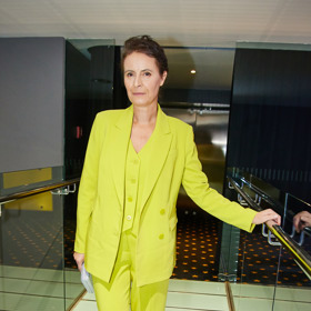 Herečka Lenka Vlasáková vynesla na premiéru filmu Matka v trapu kalhotový kostým od Lukáše Macháčka.