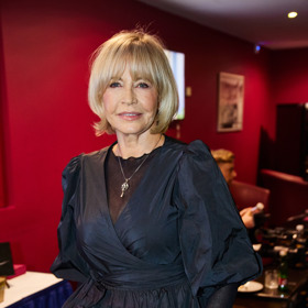 Dekolt, který kryje průsvitná textilie, dal prostor vyniknout i výraznějšímu šperku.