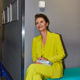 Komplet doplnila Lenka Vlasáková na doporučení módního návrháře stříbrným psaníčkem a střevíčky.