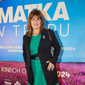 Zdeňka Pohlreichová vyrazila na filmovou premiéru v dlouhém tmavě modrém sáčku, které kombinuje se zelenými šaty.