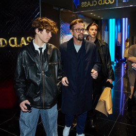 Jan Dolanský do kina oblékl tmavě modrý kabát a džíny.