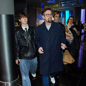 Lenku Vlasákovou přišel na premiéru podpořit manžel Jan Dolanský v doprovodu jejich synů, Maxmiliána a Johana. 