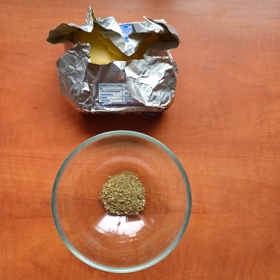 Z másla a sušené majoránky hravě vykouzlíte mastičku na odřený nos.