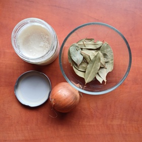 Suroviny pro přípravu cibulového oleje jsou běžně dostupné.