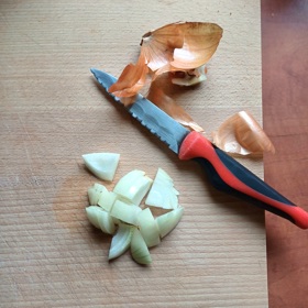 Cibuli nakrájejte a slupky odložte stranou. 