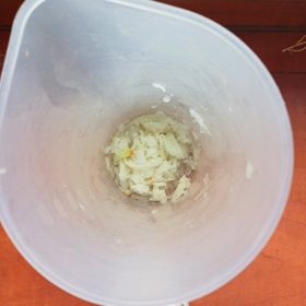 Cibuli nadrťte ručním mixérem.