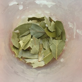 K základu přidejte bobkový list. 