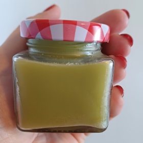 Po opětovném zahřátí mastičku přelijte do vhodné nádoby a nechte ji ztuhnout.