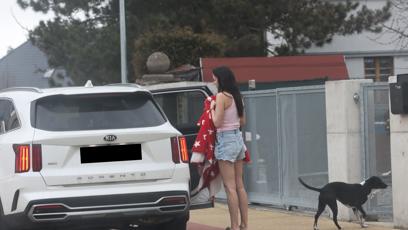 FOTO: Agáta Hanychová předávala dceru Rozárku Jaromíru Soukupovi.