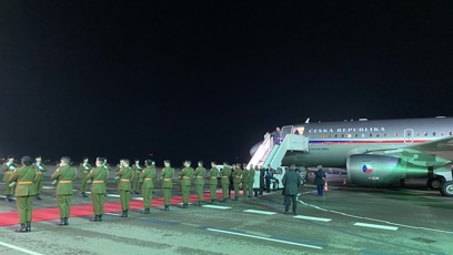 FOTO: Prezidentský pár přivítali nastoupení vojáci.