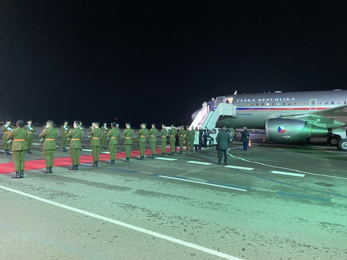 FOTO: Prezidentský pár přivítali nastoupení vojáci. – stránka 2203