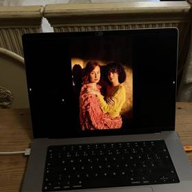 Obě herečky, Natálii Halouzkovou a Dariju Pavlovičovou, oblékala česká módní značka On The Boat.