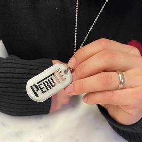 Zpěvák Milan Peroutka nám ukázal svůj amulet pro štěstí - vojenskou známku s logem jeho kapely.