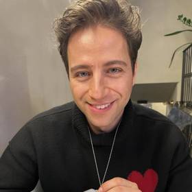 Milan Peroutka nosí svoji známku stále u sebe - i na divadelních pódiích.