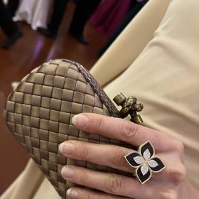 Šperky doplnila Gabriela Lašková ikonickou kabelkou Bottega Veneta, Knot. 