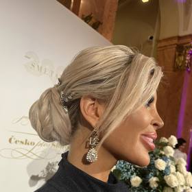 Manželka bijce Karlose Vémoly, Lela Vémola, vynesla na Česko-Slovenský ples náušnice značky Dolce & Gabbana.