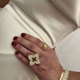 Diamantový prsten Báry Nesvadbové v detailu.