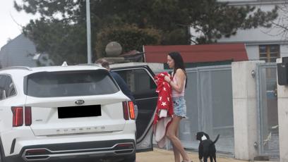 FOTO: Agáta Hanychová předávala dceru Rozárku Jaromíru Soukupovi.