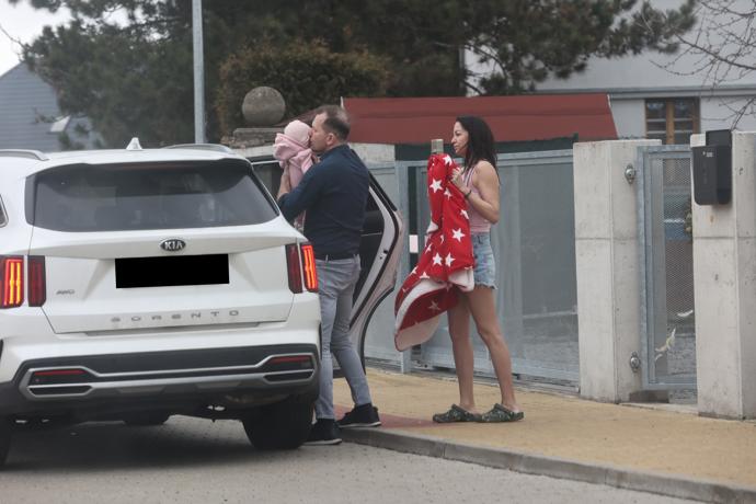 FOTO: Agáta Hanychová předávala dceru Rozárku Jaromíru Soukupovi. – stránka 1632