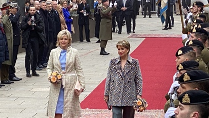 FOTO: Obě dámy dostaly krásné květiny.
