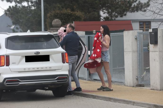 FOTO: Agáta Hanychová předávala dceru Rozárku Jaromíru Soukupovi. – stránka 1546