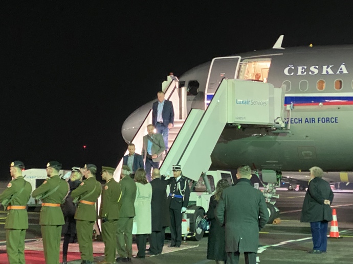 FOTO: Kromě prezidentského páru ve speciálu letěli podnikatelé. – stránka 2200