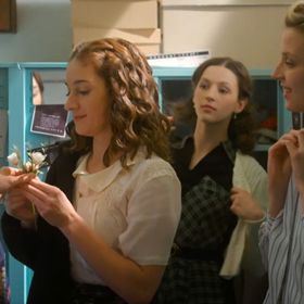 Kostýmů se v seriálu použilo několik tisíc a některé z nich jsou skutečnými dobovými originály.