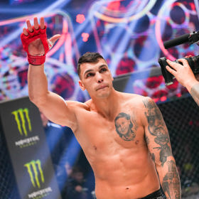 Nejlepší český boxer Vasil Ducár poprvé od roku 2019 nasadil v minulosti i MMA rukavice.