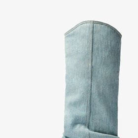 Džínové boty budou trendem jara 2024: Pofrčí denimové kozačky nad kolena, lodičky, ale i tenisky a balerínky