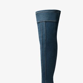 Džínové boty budou trendem jara 2024: Pofrčí denimové kozačky nad kolena, lodičky, ale i tenisky a balerínky