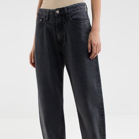 Tmavé kalhoty s výrazně zúženou nohavicí od značky Big Star stojí 2 200 Kč.