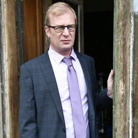 Martin Pechlát v komedii Chlap na střídačku.