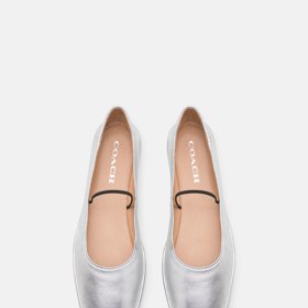 Třpytivé baleríny s gumičkou, Coach, 4 630 Kč