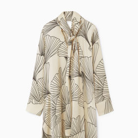 Splývavé maxišaty značky COS zdobí obrovské motivy ginkgo biloba. (3 190 Kč)