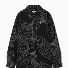 Košilové šaty COS v podmanivém černobílém provedení. (3 620 Kč)