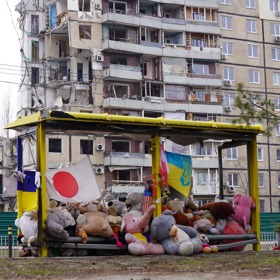 Lidé na oběti hrozného útoku nezapomínají.