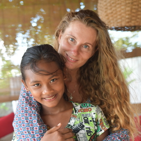 Šárka projekt nejen založila, ale sama se také finančně stará o jedenáctiletou Wayan, které poté, co ji opustila matka, zůstala jenom babička.