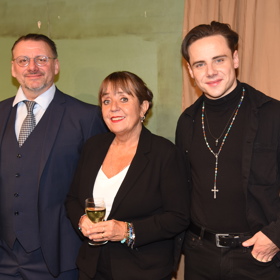 Antonín Holub se svými rodiči, Radkem Holubem a Bárou Hrzánovou.