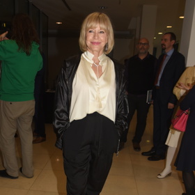 Kontrastní kombinace patří k hereččiným oblíbeným. Tady zvolila místo bílé barvy topu příjemný lomený odstín  slonovinové a rázem tak z obligátní černobílé kombinace vykouzlila neokoukanou variaci se saténovým bluzonem.