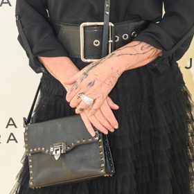 Vendula Pizingerová doladila model kabelkou s kovovými prvky a výrazným třpytivým šperkem.