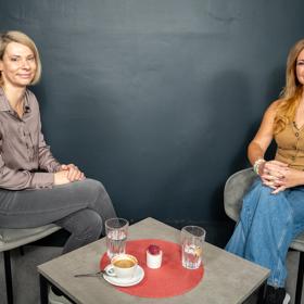 Třetím březnovým hostem Báry Hlaváčkové v pořadu Ženská tabu byla sexkoučka Julie Gaia Poupětová. Popovídaly si spolu o úskalích sexu po porodu.