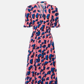 Šaty Diane von Fürstenberg obvykle mají zavinovací charakter. Tyto zdobí netradičně zbarvený motiv lisů jinanu dvoulaločného. (10 400 Kč